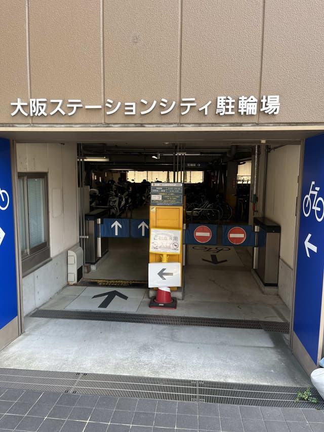 OSAKA STATION CITY 駐輪場 2F連絡通路から隣接