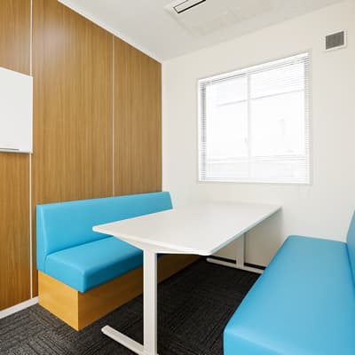 共用部_会議室。3つの会議室は120分無料で使うことができます。