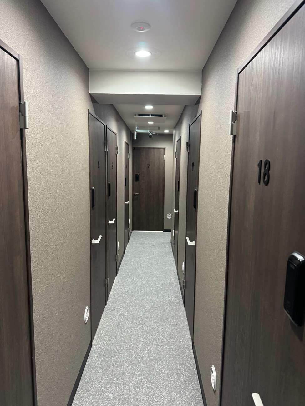 共有部_廊下。個室オフィスは施錠可能となっています。