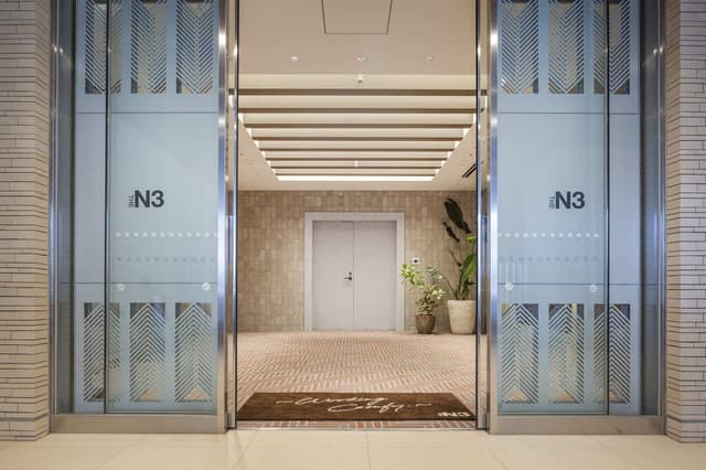 建物外観_1階オフィスエントランス。集合郵便受けがあります。