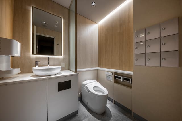 共用部_お手洗い。白×木の清潔感のある空間です。