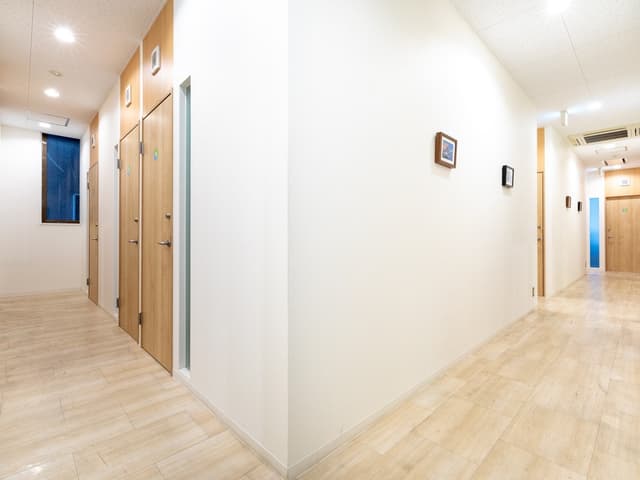 共用部_オフィス共用部は明るい木目調のデザインが施されており、昼夜を問わず明るく感じられる環境となっています。©bizcircle