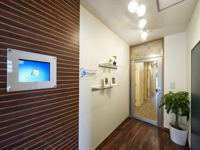 外観_受付。カードキーによる安全性の高いセキュリティを確保しています。