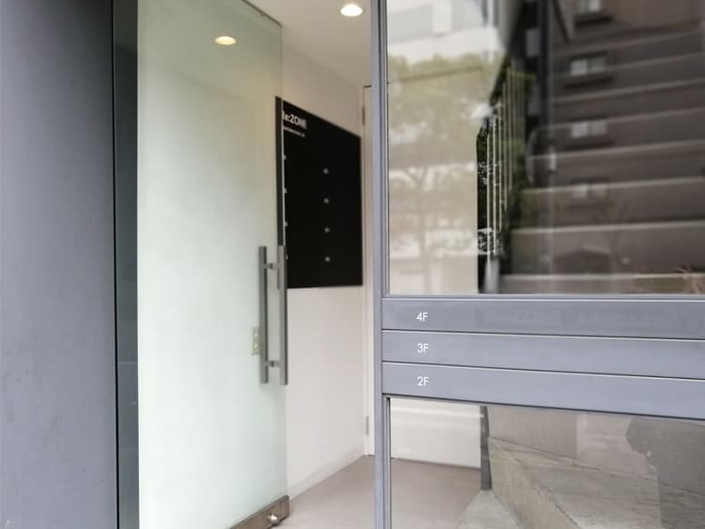 オフィスエントランス_スマートロックを設置しており、利用者以外が自由に出入りすることはできません。