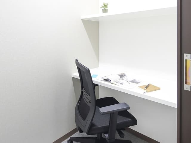 個室_ゆったりとして使いやすい個室です。オフィス家具は備え付けです。