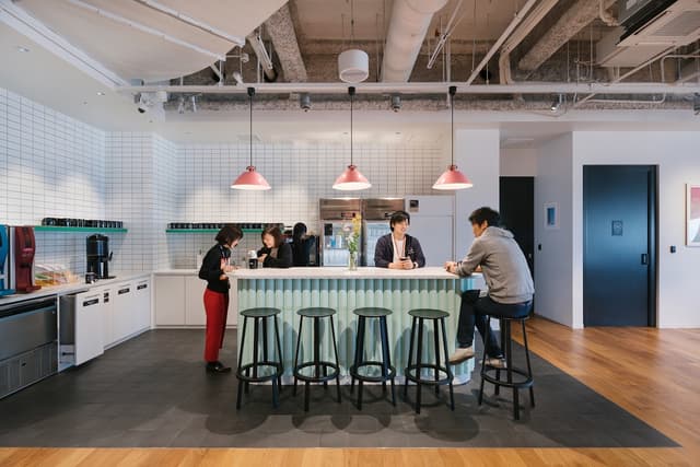 共用部_パントリーです。リフレッシュできるキッチンには様々な設備が整っています©WeWork