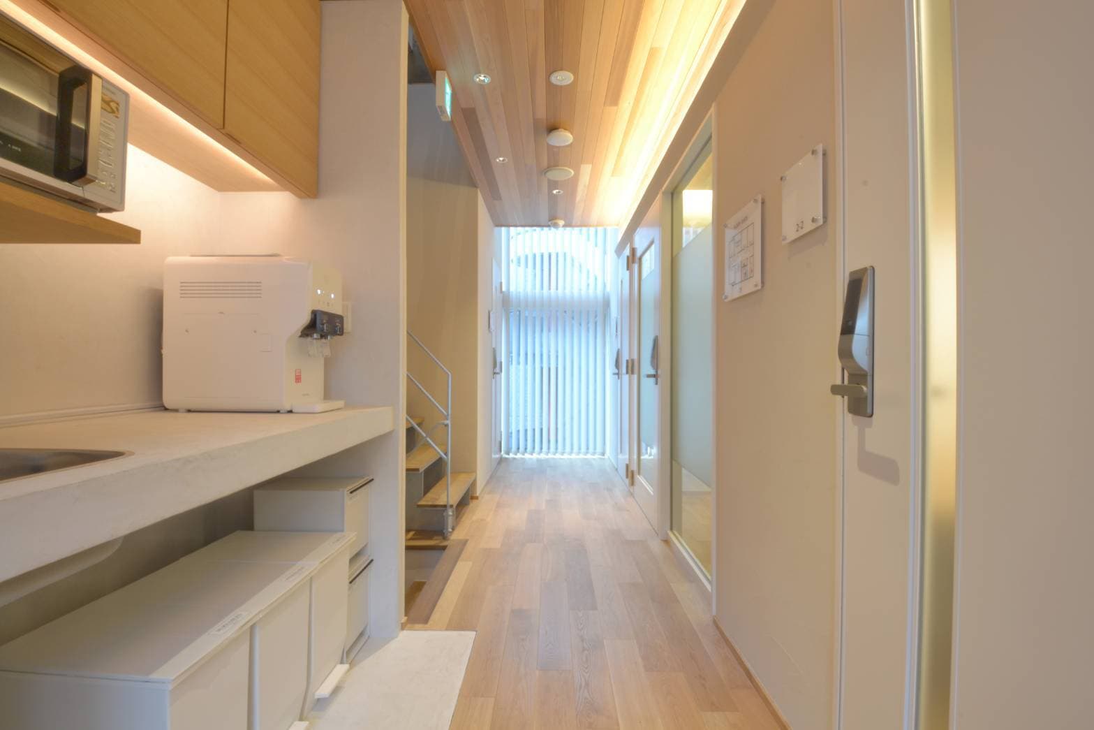 共用部_共用のパントリーにはシンクとウォーターサーバー、電子レンジがあります。