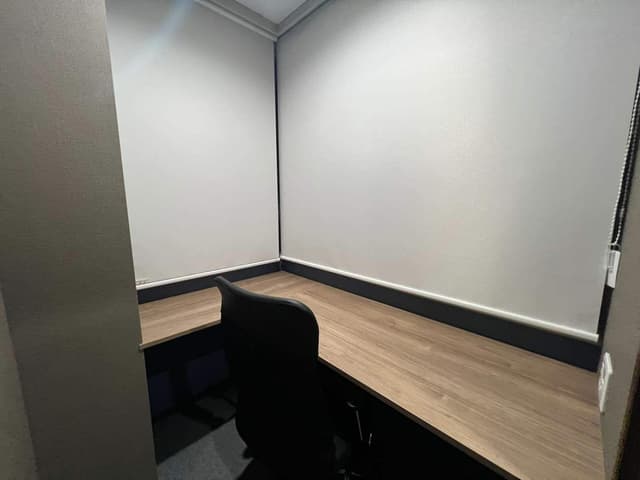 専有部_個室。自然光が入る窓ありのお部屋もあります。