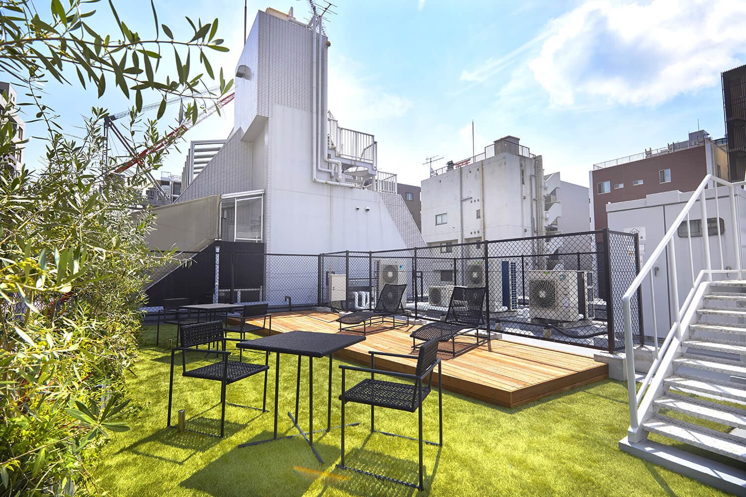 共用部_オフィスの屋上には緑に囲まれたルーフトップテラスを用意しております。