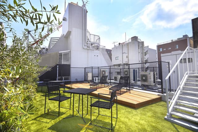 共用部_オフィスの屋上には緑に囲まれたルーフトップテラスを用意しております。