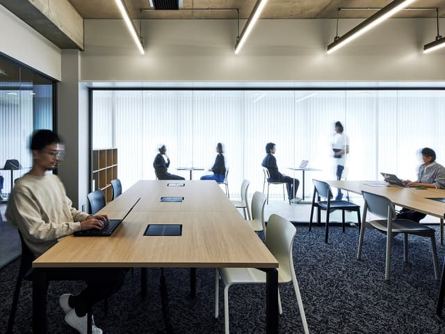 個室_2Fオフィス。半オープンな個室になっており、外のテラスを合わせた空間をレンタルすることが可能です。