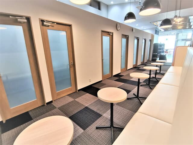 共用部_ラウンジ。ソファ型のオシャレなラウンジが利用できます。