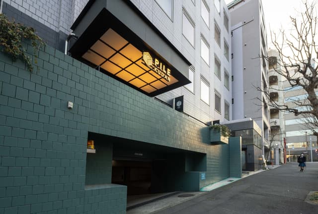 外観_緑のタイルが特徴的なリノベーションオフィスです。