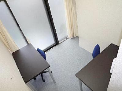 個室_2名様用の個室です。コンセントと有線LANがついています。