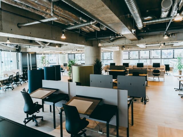 共用部_昇降型デスクや角度調整可能なデスクなど様々なデスクを用意しています。