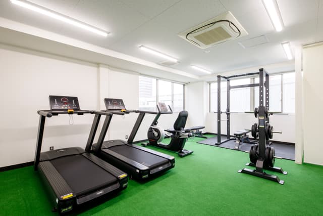 設備_トレーニングルーム。ジム内にシャワールームもございます。