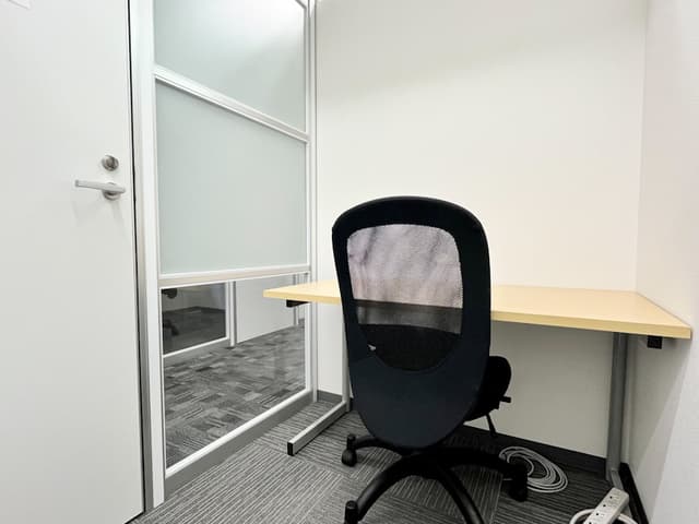 個室_会員様専用の入退室キーを使って24時間いつでもご利用できます。
