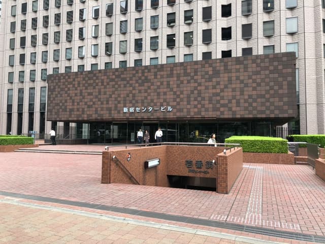 外観_新宿センタービルの入り口部分です。