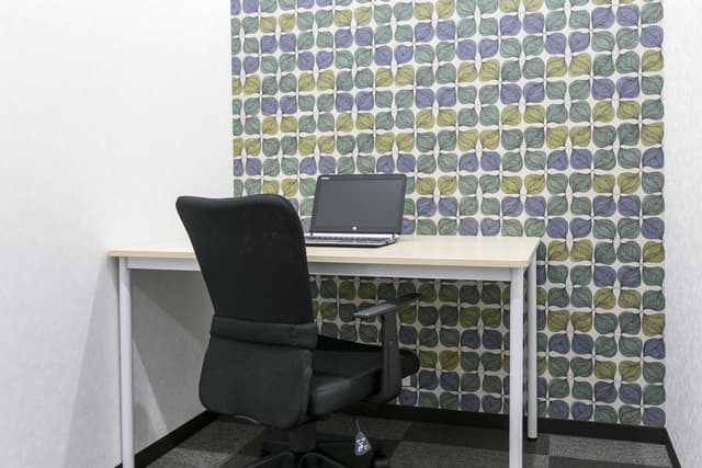個室_机や椅子などのオフィス家具が備え付け、Wi-Fiも完備されているのでご入居当日からビジネスを始める事が可能です
