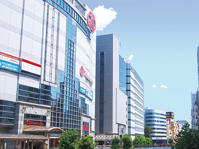 外観_立川髙島屋。オフィスは立川のランドマーク的存在である立川高島屋の7階にあります。