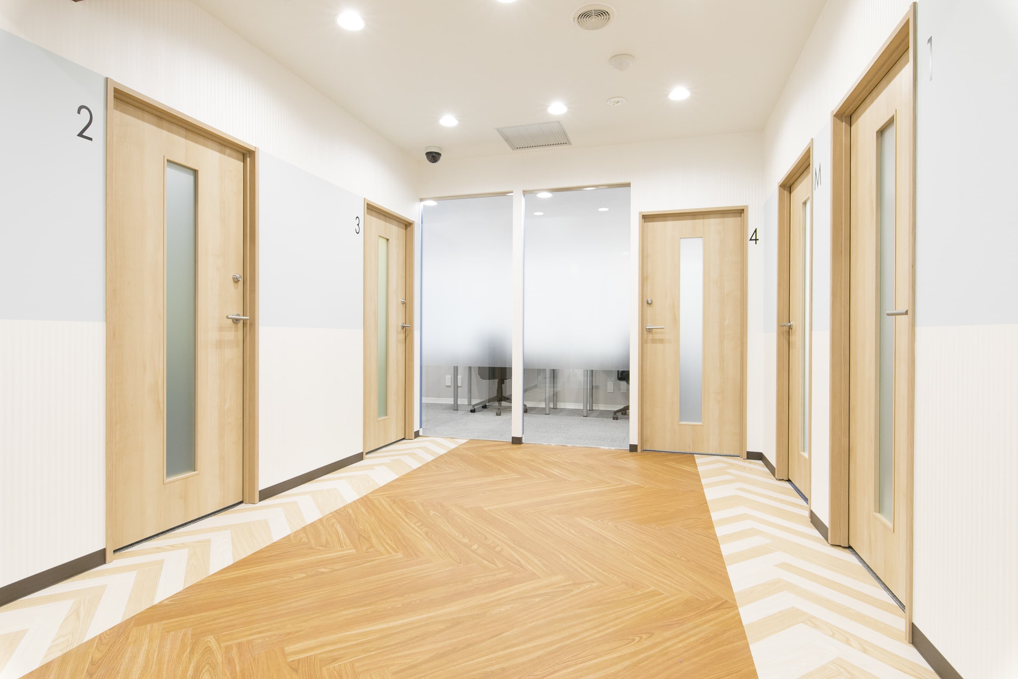 廊下_明るいオフィスはビジネスに集中できる空間です。