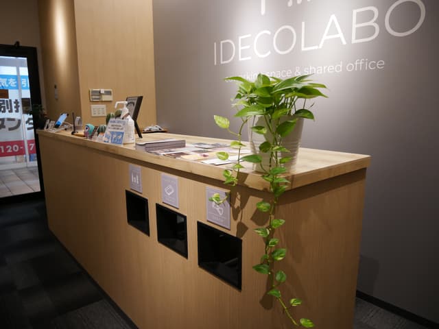 設備_共用のゴミ箱です。オフィスの内装に合った洗練されたデザインとなっています。