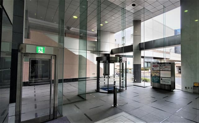 ビルエントランス。屋内からの眺め