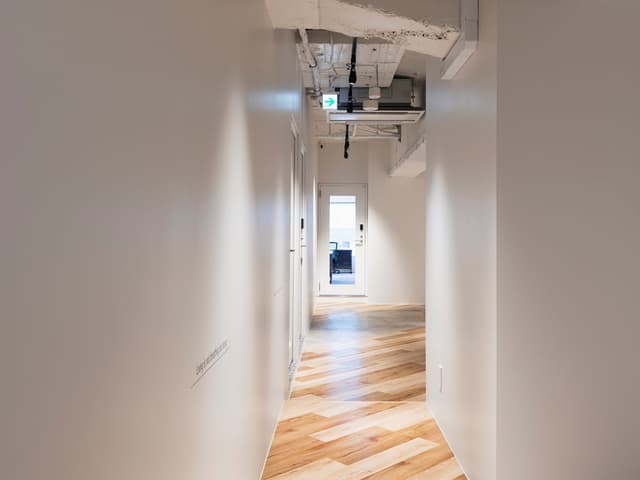 共用部_オフィス内は明るくおしゃれなデザインで統一されています。