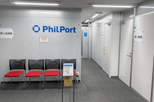 外観_入口。会議室専用の入口あり。