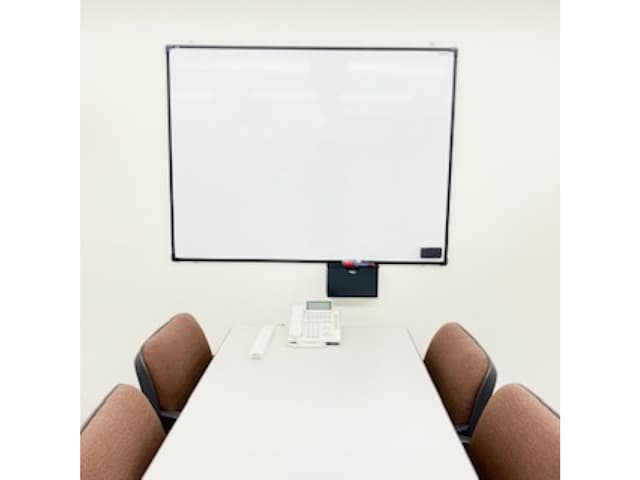 共有部_応接室 ホワイトボード完備の応接室は打ち合わせに便利です。