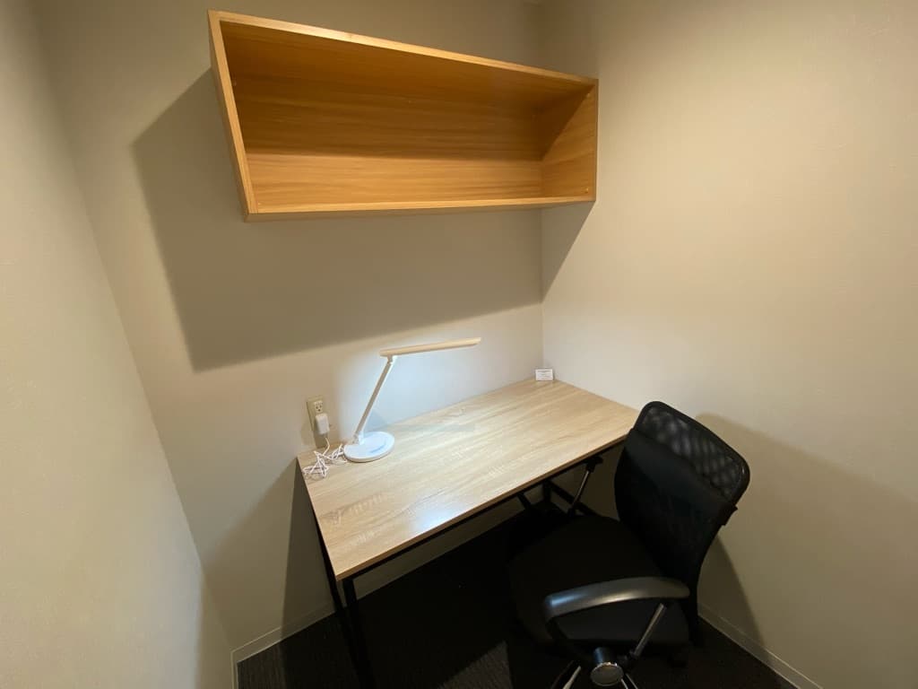 個室_備品などを置ける棚を設置しておりますので、重い荷物は置いたままで外出やご帰宅が可能です。