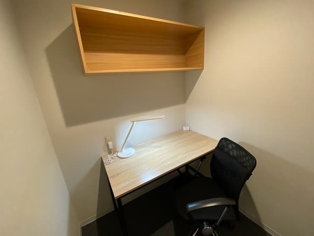 個室_備品などを置ける棚を設置しておりますので、重い荷物は置いたままで外出やご帰宅が可能です。