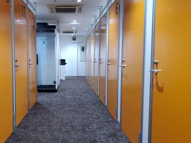 共用部_廊下。各個室は施錠可能なプライベートルームです。