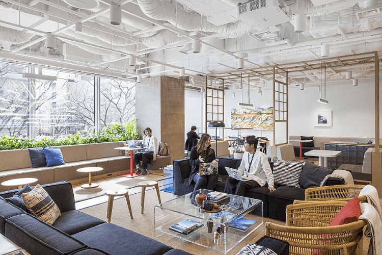 共用部_オープンスペースです。デザイン性の高くオシャレな家具が並らびます©WeWork