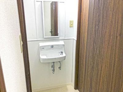 設備_洗面所です。水回りもしっかりと手入れされています。©️kasegroup