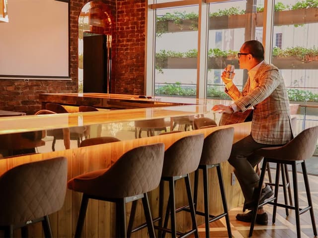 共用部_Bar Counter。休憩の際のリフレッシュスペースとしてもお使いいただけます。©️Basis Point