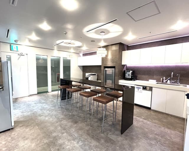 共用部_ビジネスラウンジ。おしゃれなデザインのカフェスペースです。入居者同士の交流の場、リフレッシュの場などとしてご活用いただけます。