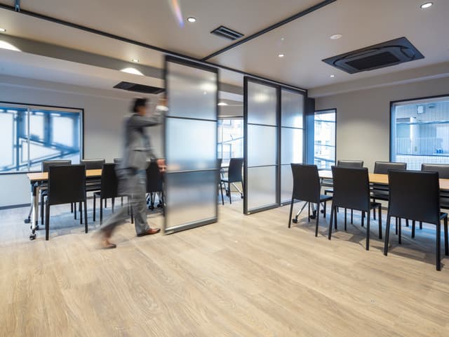 共用部_ミーティングルーム。6名用、12名用の部屋があります。