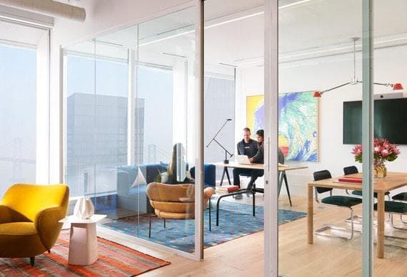 専有部_個室。家具付きのオフィスです。©WeWork※画像はイメージです。
