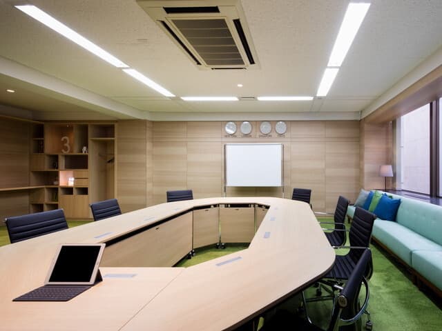 共用部_会議室。広々とした空間の会議室を利用できます。
