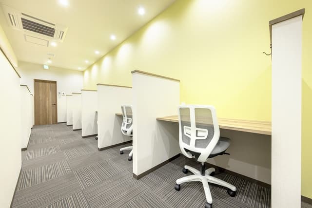 共用部_サイレントブース。会話・電話NGの作業に集中できるスペースも用意しています。