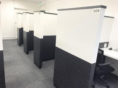 専用デスク_固定ブース。ポストの利用が出来ます。©kasegroup