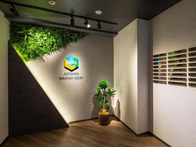 外観_エントランス。ビル3FにSENQ(センク)青山並木通りが所在しています。