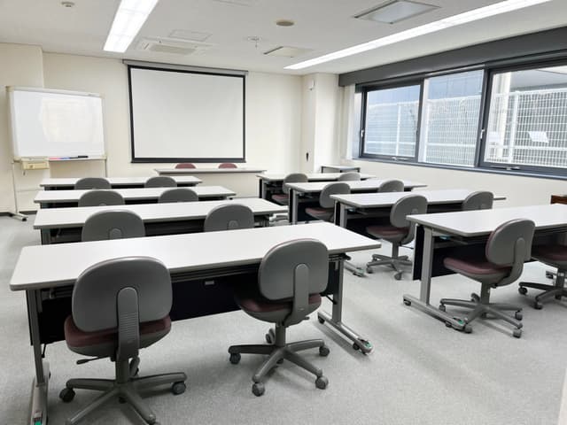 会議室_セミナーにご利用いただける大型の会議室、ホワイトボードとスクリーンがご用意されています(要予約)