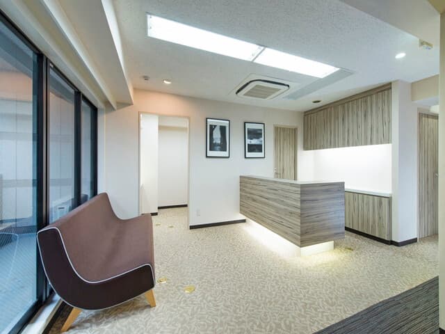外観_受付。2階に受付スタッフが常駐(平日9:00~18:00)しており、来客対応などを行ってくれます。