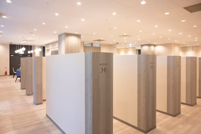 共用部_ブース。1名用のブースと2名用のブースがあり、使用用途に合わせて使い分けが可能です。