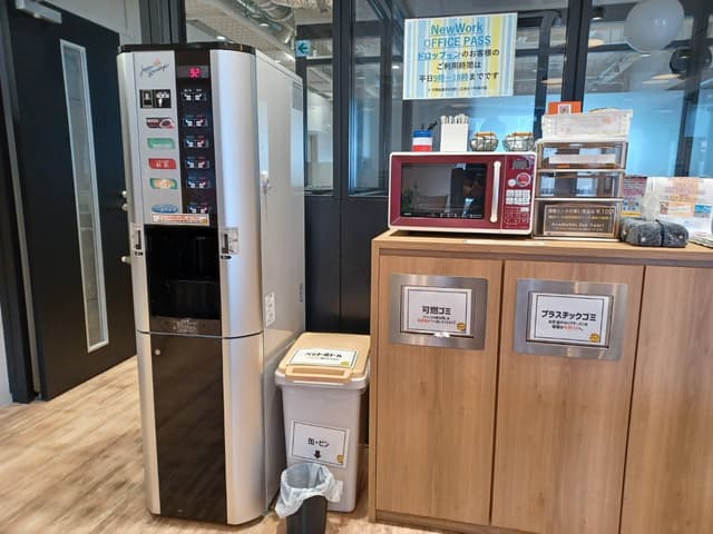 オープンスペースにはフリードリンク・電子レンジ・お菓子(有料)のご用意がございます。