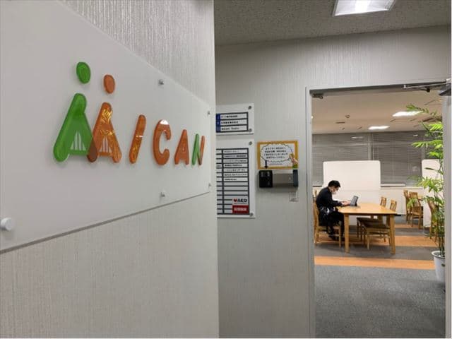 外観_エントランス。ビル3階にエントランスがございます。