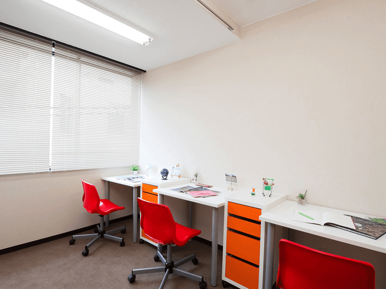 個室_ポップな色の家具はモチベーションを高めてくれます。©Regus