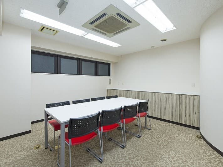 会議室A。2階に会議室があるため来客者様を受付からそのまま案内することが出来ます。